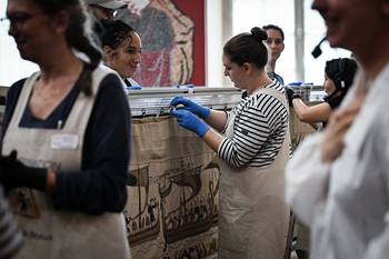 Trabajos en el tapiz de Bayeux, en el Museo Bayeux, al noroeste de Francia. · Foto: Lou Benoist, AFP