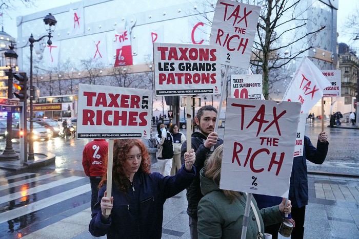 Manifestación del movimiento Attac Francia, en el hotel Louis Vuitton, el 24 de febrero, en París. · Foto: Dimitar Dilkoff, AFP