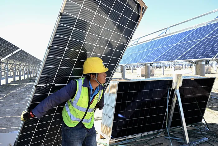 Instalación de paneles solares en el desierto de Gobi, en el noroeste de China. · Foto: AFP, s/d de autor