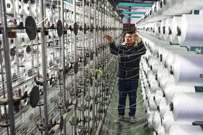 Fábrica de alfombras en Lianyungang, China. · Foto: AFP
