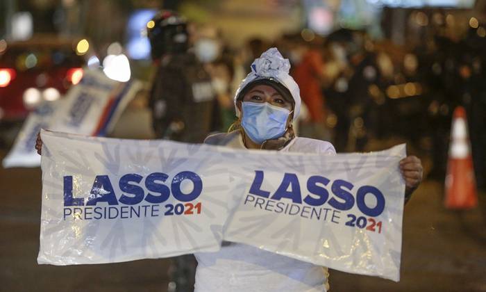 Simpatizantes del candidato presidencial Guillermo Lasso celebran frente al Consejo Nacional Electoral, ayer, en Quito, Ecuador. 
 · Foto: Santiago Fernández, EFE