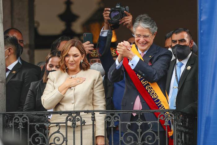Guillermo Lasso, nuevo presidente de Ecuador, y a la primera dama, María de Lourdes Alcívar Crespo, este lunes, en el Palacio de Gobierno, en Quito.
 · Foto: José Jácome, Efe