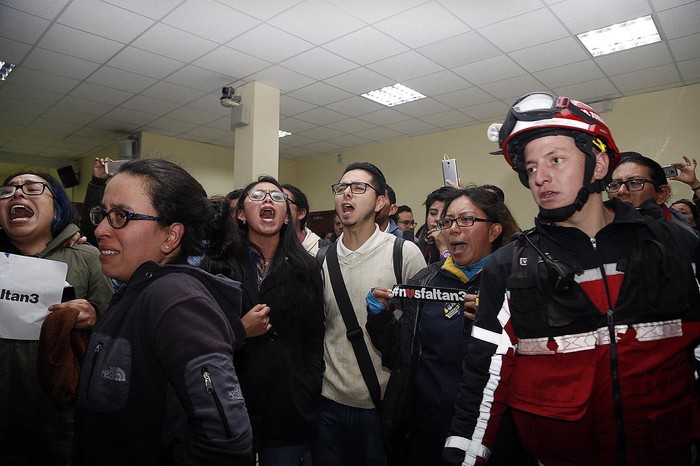 Parientes y amigos del periodista ecuatoriano secuestrado Javier Ortega, el fotógrafo Paúl Rivas y el chofer Efraín Segarra, durante una conferencia de prensa en Quito, el jueves. / foto: cristina vega rhor, afp