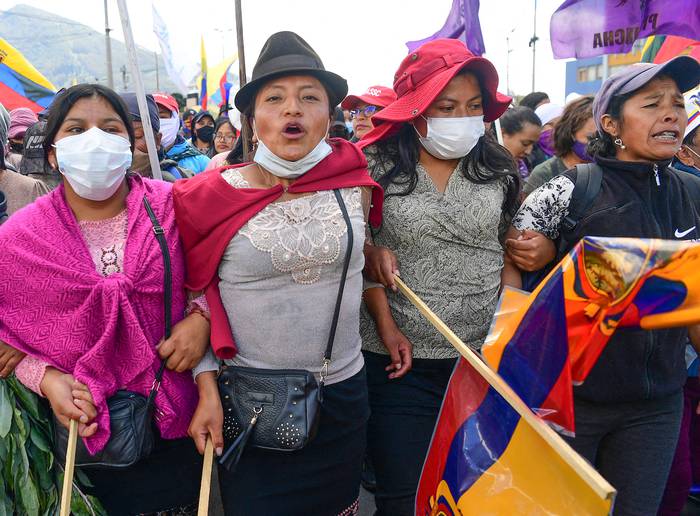 Mujeres indígenas protestan contra el gobierno, este jueves, en Quito. · Foto: Martin Bernetti / AFP