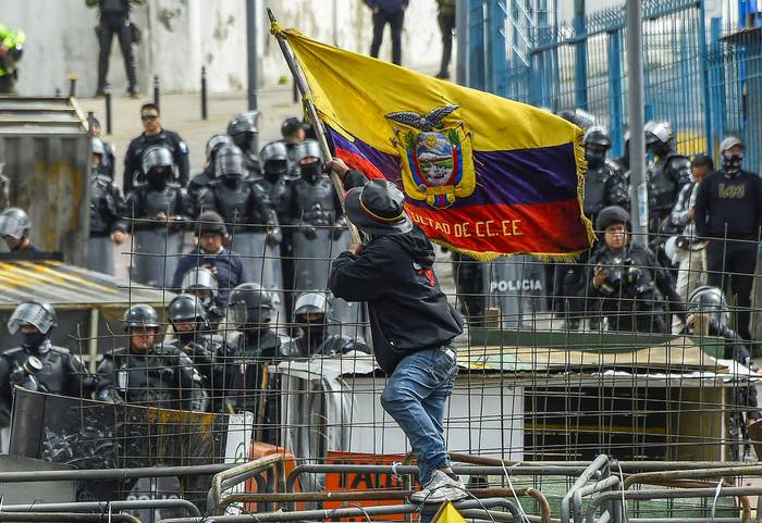 Manifestación en los alrededores de la Asamblea Nacional, el sábado, en Quito. · Foto: Rodrigo Buendía, AFP