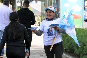 Campaña electoral por la candidata presidencial de Ecuador  Luisa González, el 8 de abril, en Quito. · Foto: Rodrigo Buendía, AFP