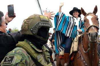 Luisa González, candidata presidencial ecuatoriana, durante un acto de campaña en Cutuglagua, Ecuador, el 26 de marzo. · Foto: Rodrigo Buendía, AFP
