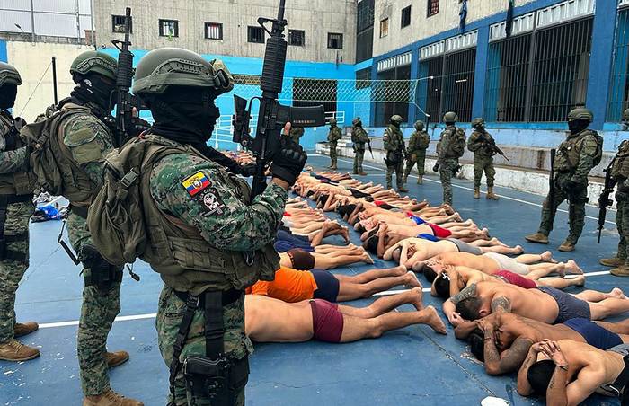 Soldados y fuerzas policiales recuperaron el control de la prisión de Turi, en Cuenca, Ecuador (14.01.2024). · Foto: Fuerzas Armadas de Ecuador, AFP