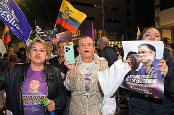 Partidarias del presidente y candidato presidencial de Ecuador, Daniel Noboa, tras conocerse los primeros resultados de la segunda vuelta de las elecciones presidenciales, el 13 de abril, en Quito. · Foto: Rodrigo Buendía, AFP