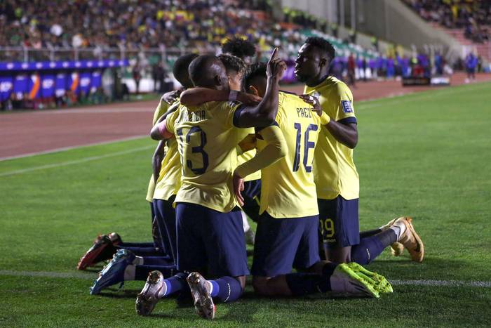 Los jugadores de Ecuador tras el gol a Bolivia, este jueves, en el estadio Hernando Siles en La Paz. · Foto: Luis Gandarillas, EFE