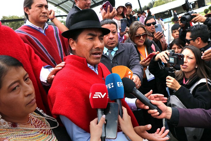 Leonidas Iza, candidato presidencial de Ecuador por el Movimiento de Unidad Plurinacional Pachakutik, el 9 de febrero, en Toacaso, Ecuador. · Foto: Galo Paguay, AFP