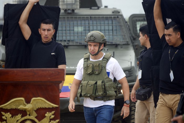 Daniel Noboa participa en un operativo policial contra el narcotráfico, el 17 de julio, en Durán, Ecuador. · Foto: Gerardo Menoscal, AFP