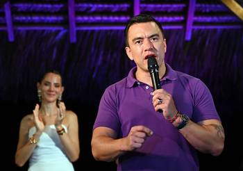 Daniel Noboa habla con sus simpatizantes junto a su esposa, Lavinia Valbonesi, el 13 de abril, en Olón, provincia de Santa Elena, Ecuador. · Foto: Raúl Arboleda, AFP