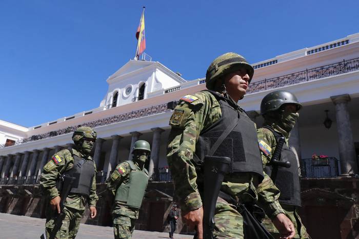 Las fuerzas de seguridad patrullan las afueras del Palacio Presidencial de Carondelet, en Quito, Ecuador (17.05.2023). · Foto: Galo Paguay, AFP