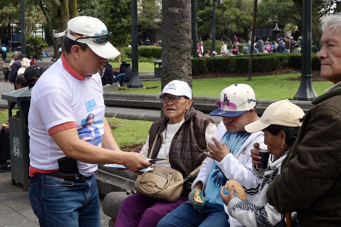 Una militante reparte propaganda electoral el 5 de febrero en Quito, Ecuador. · Foto: Rodrigo Buendía, AFP