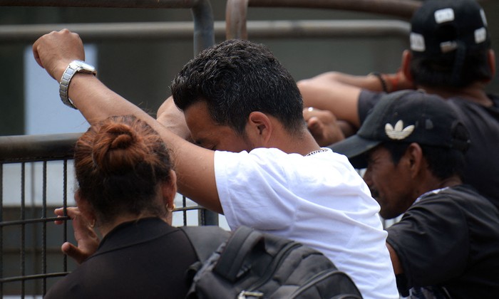 Varias personas esperan información sobre sus familiares en la morgue, luego de que siete personas murieron en Ecuador, país asolado por la violencia entre pandillas. · Foto: Gerardo Menoscal, AFP