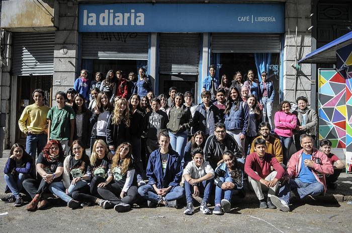 Participantes del proyecto “Periodismo en Media” en la diaria el sábado 7 de octubre. Foto: Javier Calvelo