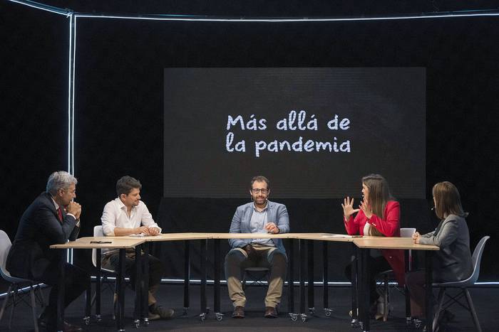 Robert Silva, Darío Zarauza, Leandro Folgar, Ana Laura Pérez, Ana Ribeiro, durante la transmisión de Enlace 360.
 · Foto: Plan Ceibal