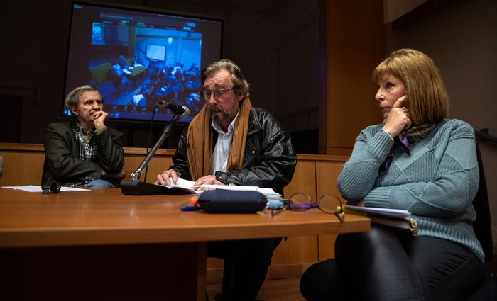 Rodrigo Arocena, Julio Arredondo y Celsa Puente durante el Conversatorio: "Formación docente: ¿futuro a desdeñar o a diseñar?", el 28 de agosto, en la Facultad de Psicología. · Foto: Mara Quintero