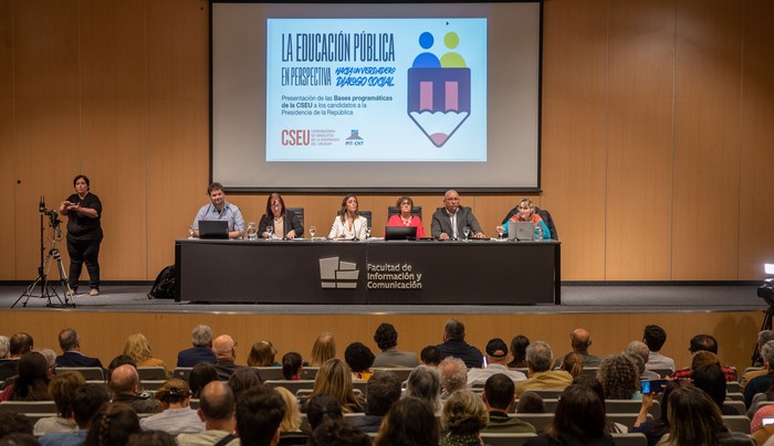 Presentación de las bases programáticas de la Coordinadora de Sindicatos de la Enseñanza del Uruguay (CSEU) a los candidatos presidenciales, el 18 de setiembre, en el Aula Magna de la Facultad de Información y Comunicación de la Udelar. · Foto: Martín Varela Umpiérrez