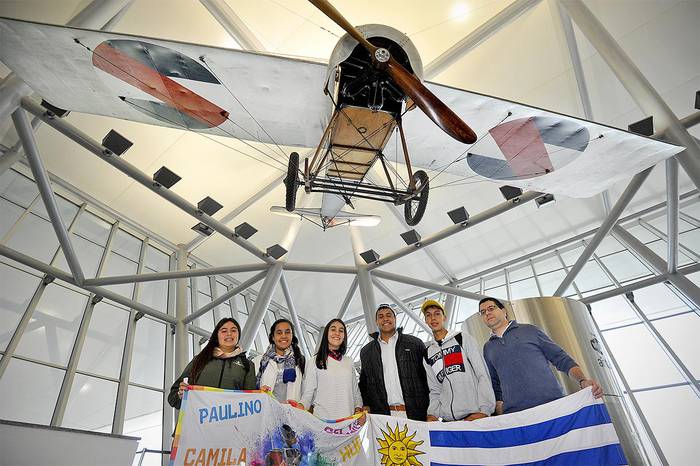Liceales de Toscas de Caraguatá en el Aeropuerto de Carrasco, previo a su partida hacia Estados Unidos. Foto: Federico Gutiérrez