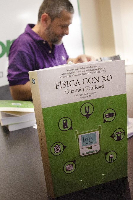 Presentación del libro Física con XO, de Guzmán Trinidad. · Foto: Alessandro Maradei Presentación del libro Física con XO, de Guzmán Trinidad. · Foto: Alessandro Maradei