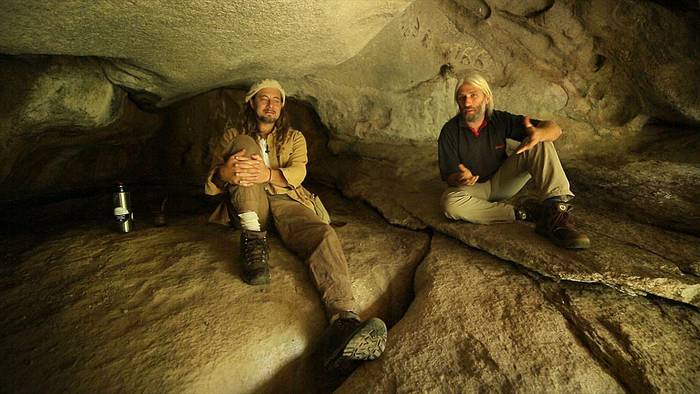 Los docentes del Polo Arrayanes y guardaparques, Daniel Erman e Ignacio Berro, en las Cuevas del Indio, en el cerro Pan de Azúcar. · Foto: Víctor Burgos