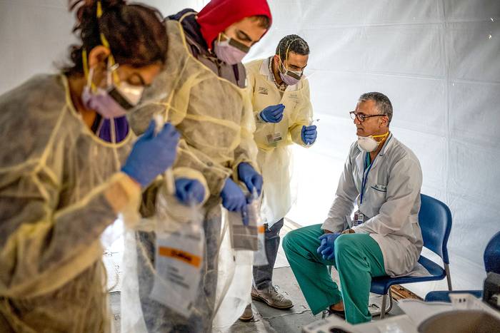 Médicos examinan al personal del hospital Barnabas, ayer, en el Bronx en la ciudad de Nueva York, para detectar coronavirus.
foto: misha friedman, getty images, afp · Foto: Misha Friedman, Getty Images, AFP