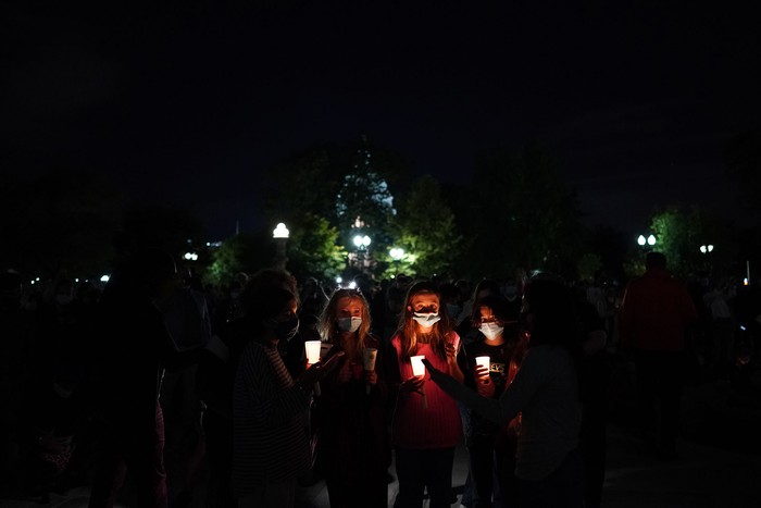 Memorial improvisado en los escalones del edificio de la Corte Suprema, el 18 de setiembre, en Washington. 
 · Foto: Axel Edelman, AFP