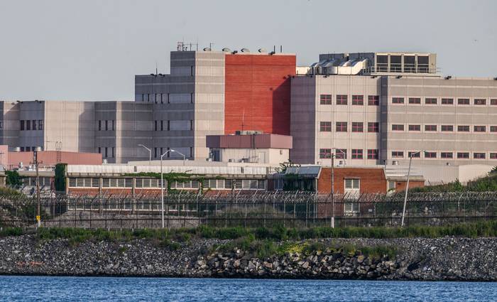 Cárcel de Rikers Island, en Nueva York, el 6 de junio de 2022. · Foto:  Ed Jones, Afp