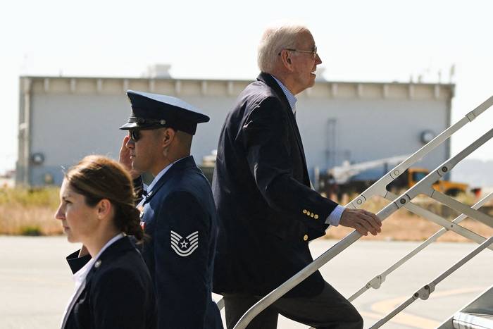 Joe Biden aborda el Air Force One en el Aeropuerto Internacional de San Francisco (21.06.2023). · Foto: Andrew Caballero Reynoso, AFP