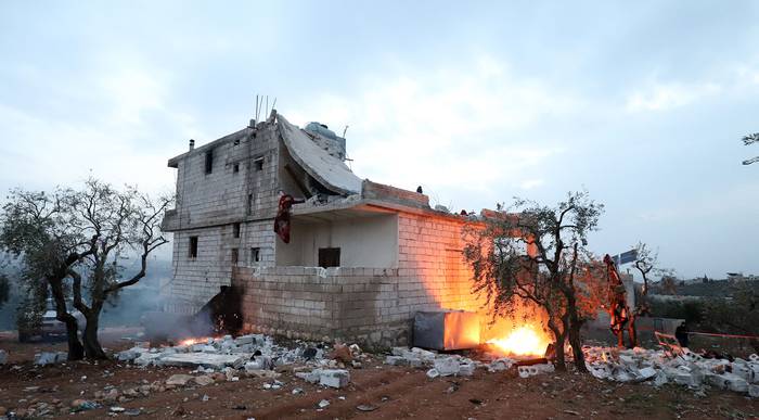Casa en la que murió el líder del grupo Estado Islámico, Abu Ibrahim al Hashimi al Qurashi, en la ciudad de Atme, en la provincia de Idlib, Siria (03.02.2022). · Foto: Abdulaziz Ketaz, AFP
