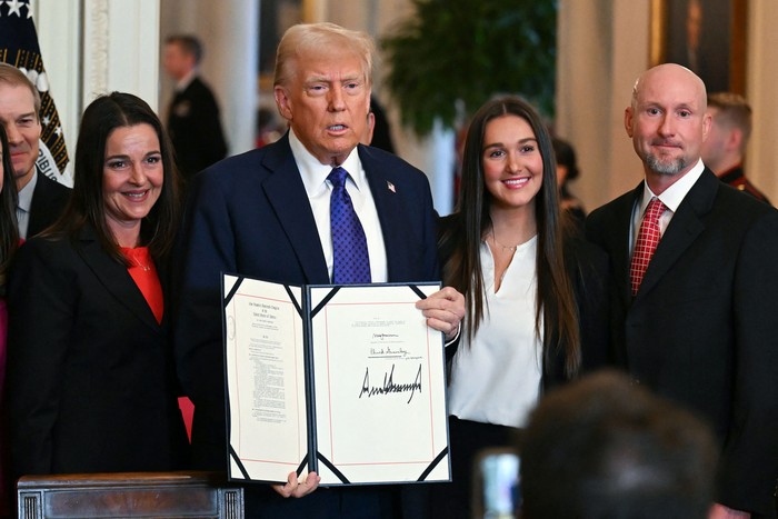 Donald Trump después de firmar la Ley Laken Riley, el 29 de enero, en la Casa Blanca, en Washington DC. · Foto: Pedro Ugarte, AFP