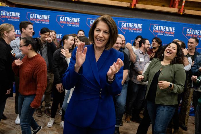 Catherine Cortez Masto, senadora demócrata estadounidense, en el Carpenters International Training Center, en Las Vegas, Nevada (13.11.2022). · Foto: Bridget Bennett, Getty Images, AFP