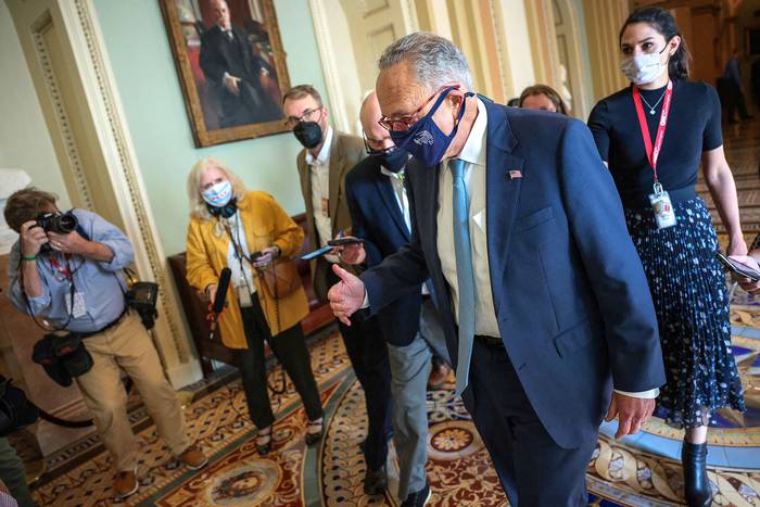 Chuck Schumer asiste, ayer, a un almuerzo demócrata en el Capitolio de los Estados Unidos. · Foto: Win McNamee, Getty Images, AFP