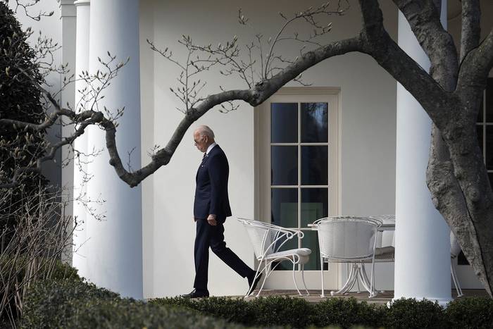 Joe Biden, sale, este martes, de la Casa Blanca, en Washington. · Foto: Win McNamee, Getty Images, AFP