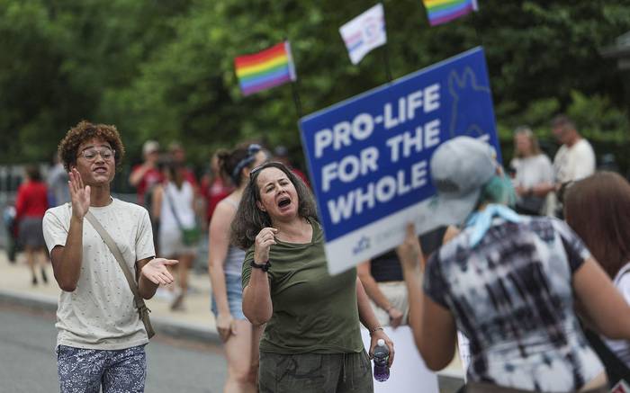 Activistas por el derecho al aborto discuten con otros que están en contra, mientras protestan, cerca de la Corte Suprema de Estados Unidos (27.06.2022). · Foto: Kevin Dietsch / Getty Images / AFP