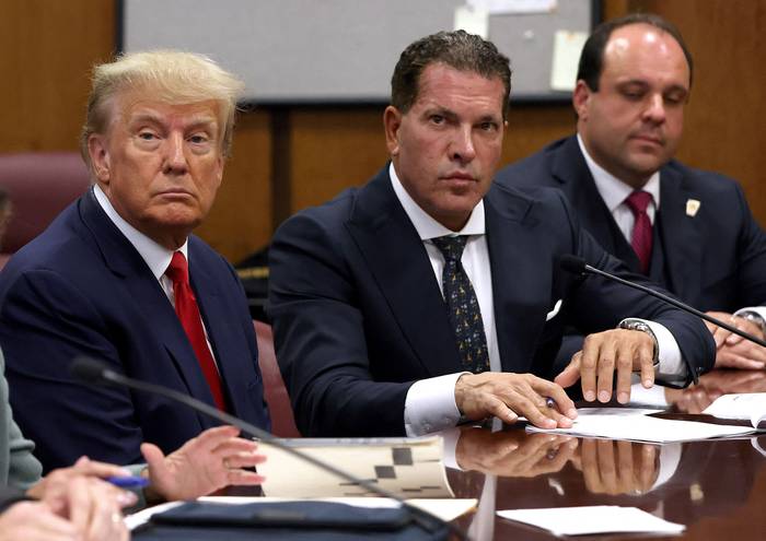 Donald Trump y sus abogados Joe Tacopina y Boris Epshteyn, durante su comparecencia ante el Tribunal Penal de Manhattan (04.04.2023). · Foto: Foto: Andrew Kelly, Pool, Getty Images, AFP