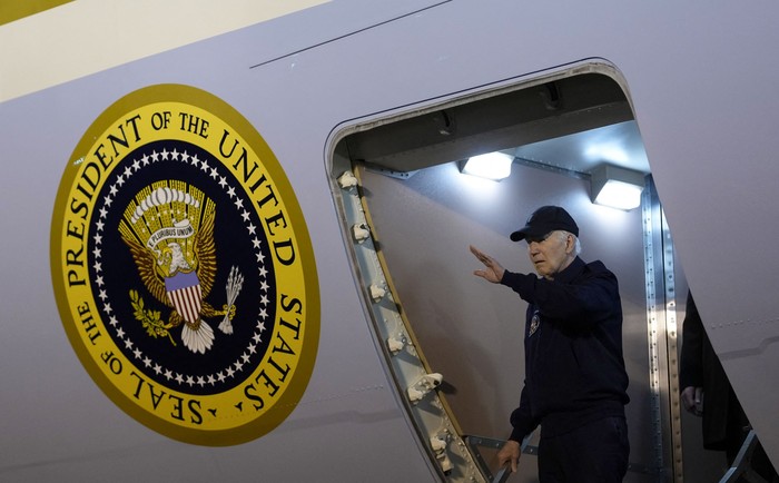 Joe Biden se baja del Air Force One, el 17 de julio, al llegar a la base de la Fuerza Aérea de Dover. · Foto: Kent Nishimura, Getty Images, AFP