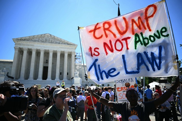 Manifestación contra Donald Trump frente a la Corte Suprema de Estados Unidos. · Foto: Drew Angerer / AFP