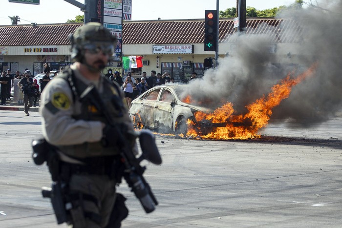 Protesta tras las operaciones federales de inmigración, el 7 de junio, en el barrio de Compton, Los Ángeles, California. · Foto: Ringo Chiu, AFP