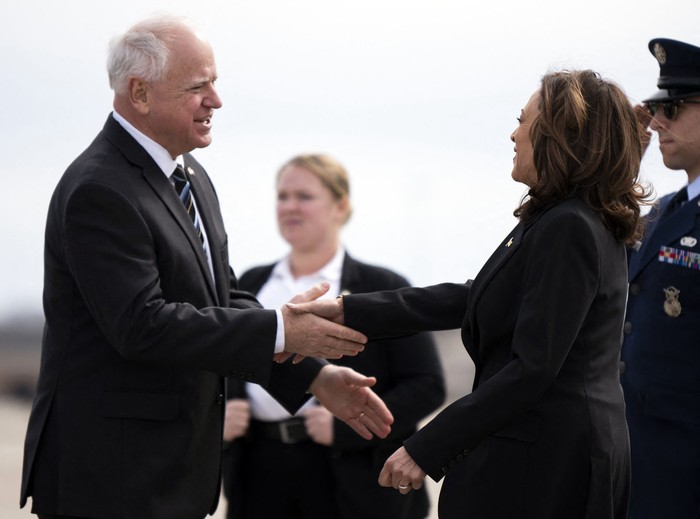 Tim Walz, gobernador de Minnesota, y Kamala Harris, vicepresidenta de Estados Unidos, el 14 de marzo, en el Aeropuerto Internacional de Minneapolis-St. Paul en Saint Paul, Minnesota. · Foto: Stephen Maturen, AFP