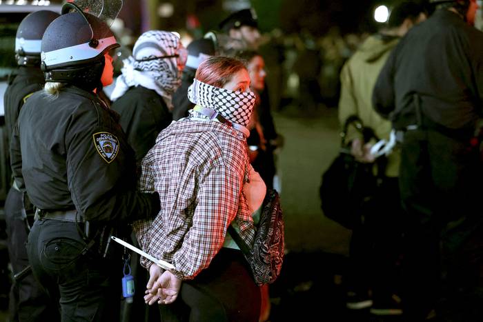 Policías desalojan manifestantes estudiantiles pro palestinos, el martes, en la Universidad de Columbia, en Nueva York. · Foto: Charly Triballeau, AFP