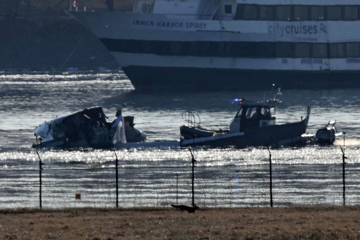 Restos del vuelo 5342 de American Airlines cerca del Aeropuerto Nacional Reagan, el 30 de enero, en Washington D. C. · Foto: Andrew Caballero Reynolds, AFP