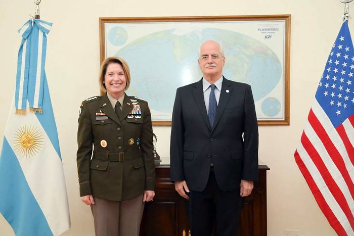 Laura Richardson, comandante del comando sur de Washington, y Jorge Taiana, ministro de Defensa argentino, en Buenos Aires (18.04.2023). Foto: @jorgetaiana.