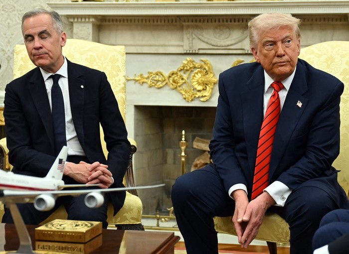 Mark Carney, primer ministro canadiense, y Donald Trump, presidente de Estados Unidos, el 6 de mayo, en la Oficina Oval de la Casa Blanca. · Foto: Jim Waston, AFP