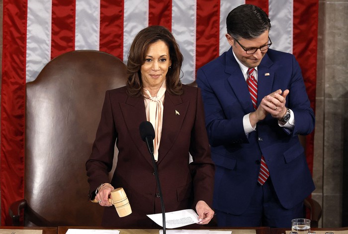 Kamala Harris, vicepresidenta de Estados Unidos, y Mike Johnson presidente de la Cámara de Representantes, durante la sesión conjunta del Congreso para ratificar los resultados de las elecciones presidenciales de 2024, este lunes, en el Capitolio. · Foto: Chip Somodevilla, Getty Images, AFP