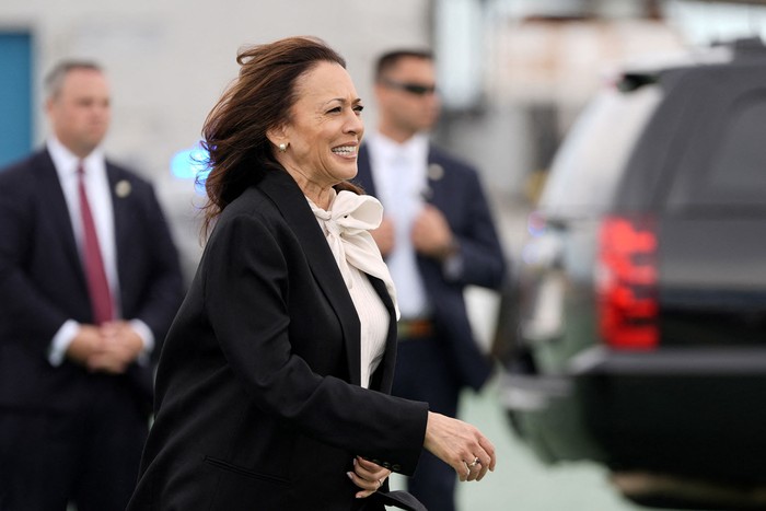 Kamala Harris, el 11 de agosto, en el Aeropuerto Internacional de San Francisco. · Foto: Julia Nikhinson, pool, AFP