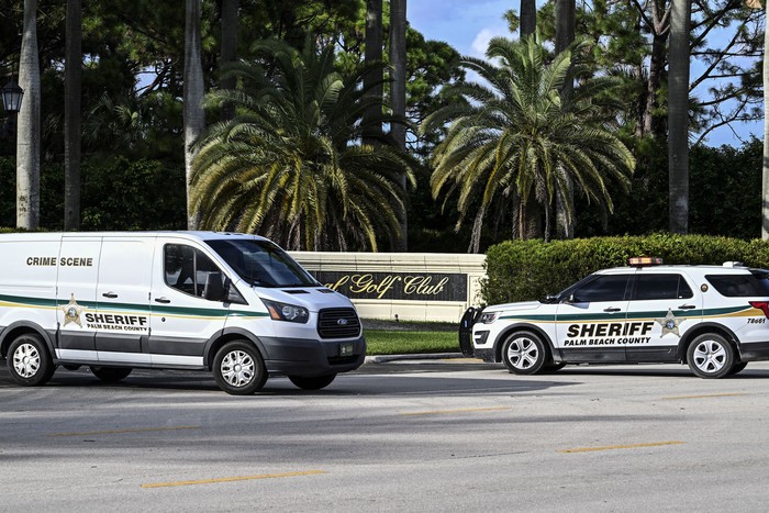 Vehículos policiales luego de un tiroteo en el campo de golf de Donald Trump. · Foto: Chandan Khanna, AFP