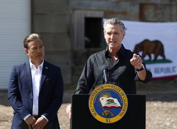 Gavin Newsom (d), gobernador de California, y Rob Bonta, fiscal general de California, el 16 de abril, en Ceres, California. · Foto: Justin Sullivan, AFP